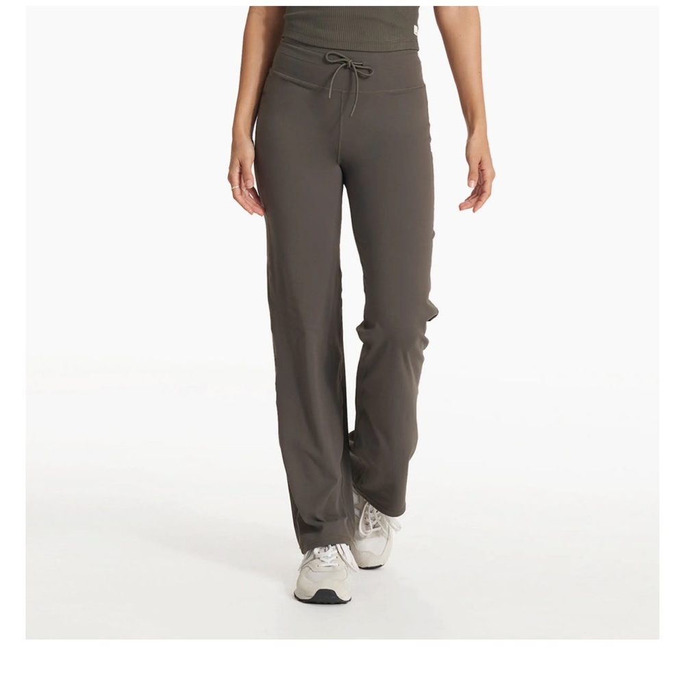 Vuori Daily Wideleg pants. Size small.EUC. Oregano color💚 Super cute